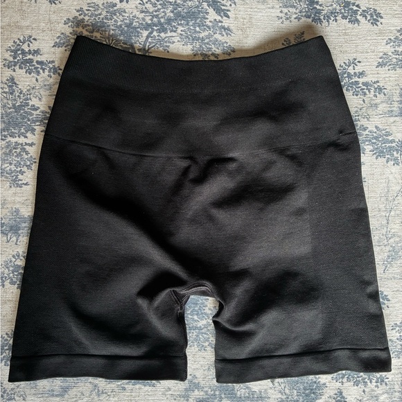 Alphalete Pants - Alphalete Black Women's High-Waist Seamless Shorts